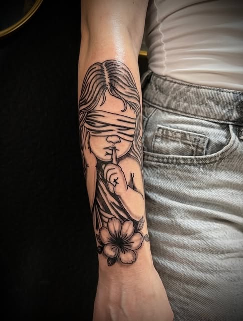 Trabajo blackwork realizado por Black Aura, imagen 1 de 2